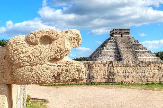 Luxury Tour to Chichen Itza and 2 Cenote - From Tulum - Valladolid: the quick walk between big hitters