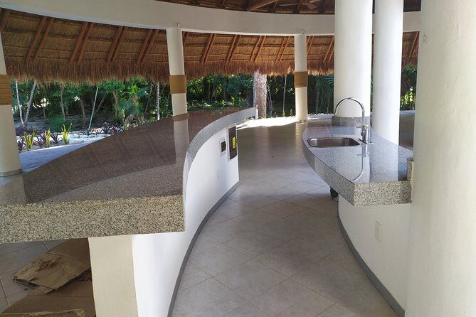 Salsa Classes Tulum and Bachata - How the lesson unfolds: warm-up, quick context, then real steps